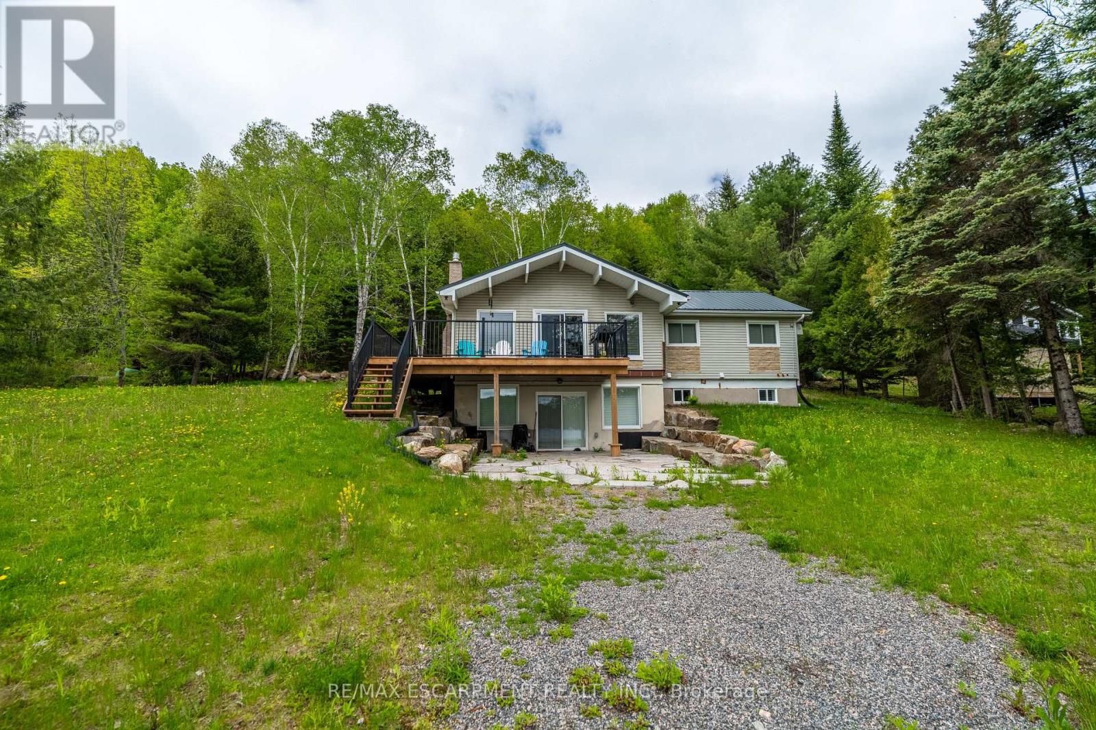 1056 INAWENDAWIN ROAD, Lake of Bays, Ontario