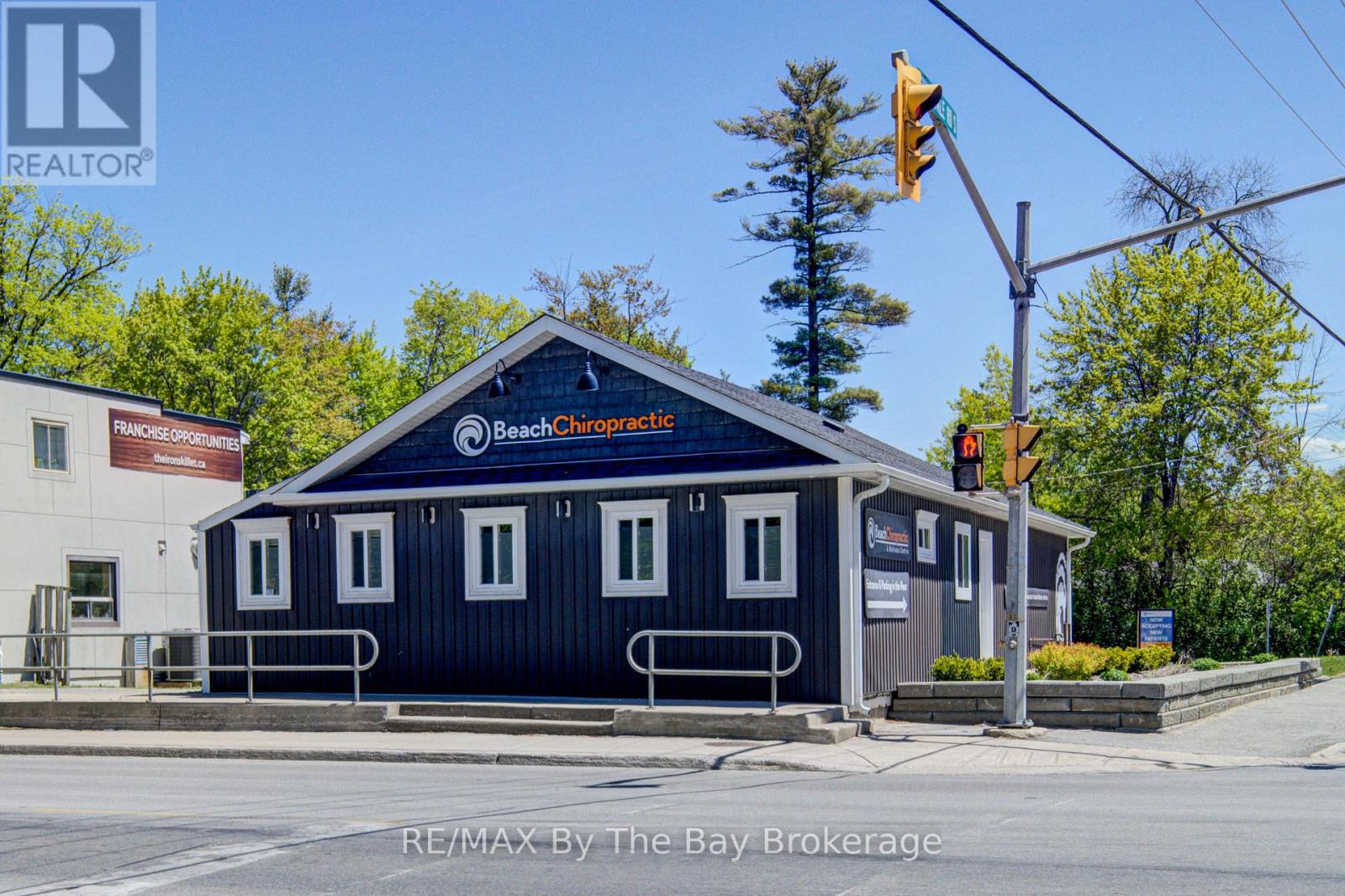 1535 Mosley Street, Wasaga Beach, Ontario L9Z 2B7 - Photo 2 - S13236818
