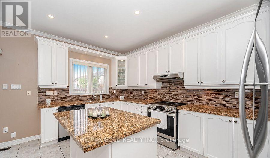 5 Summershade Street, Brampton, Ontario  L6P 2B9 - Photo 2 - W13236774