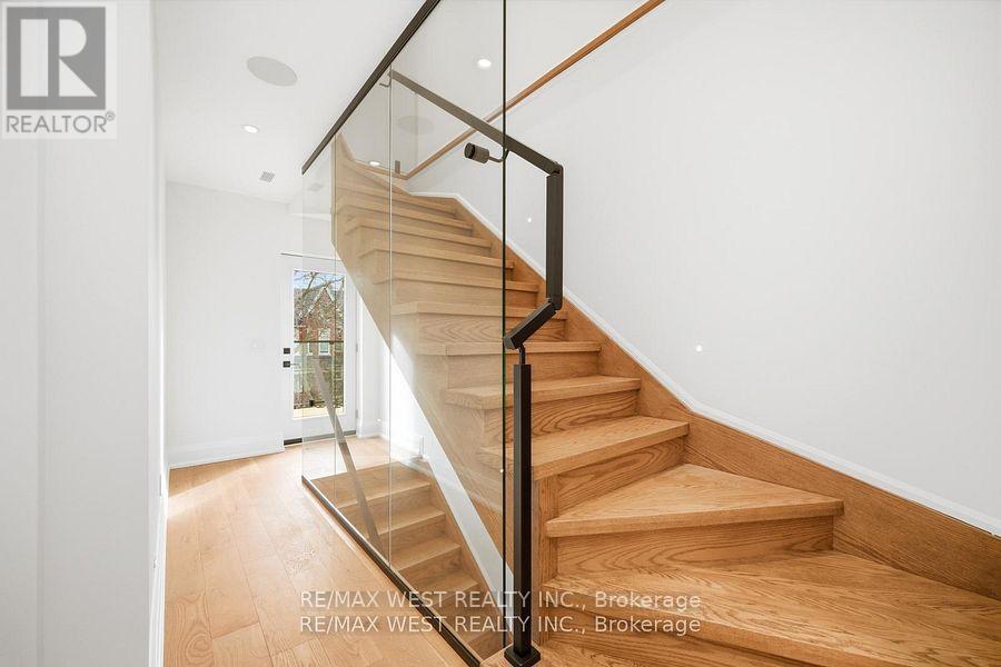 Upper - 390 Saint Clarens Avenue, Toronto, Ontario  M6H 3W3 - Photo 11 - C13236964