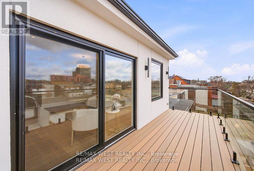 Upper - 390 Saint Clarens Avenue, Toronto, Ontario  M6H 3W3 - Photo 15 - C13236964