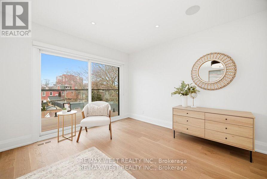 Upper - 390 Saint Clarens Avenue, Toronto, Ontario  M6H 3W3 - Photo 17 - C13236964