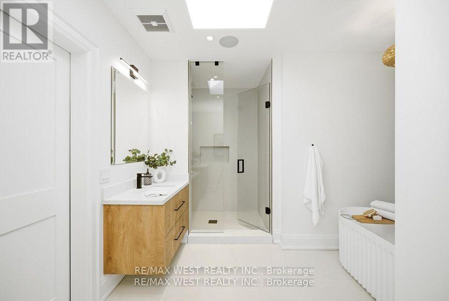 Upper - 390 Saint Clarens Avenue, Toronto, Ontario  M6H 3W3 - Photo 18 - C13236964