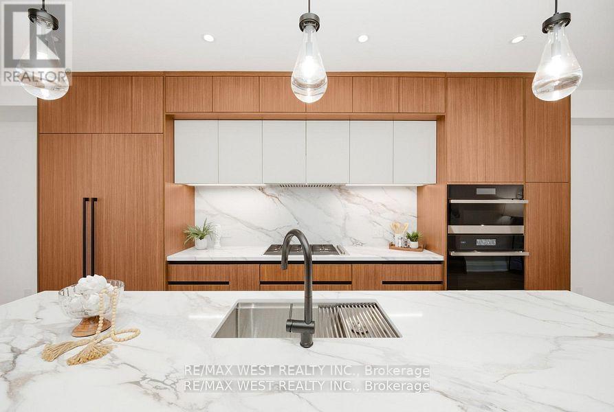 Upper - 390 Saint Clarens Avenue, Toronto, Ontario  M6H 3W3 - Photo 7 - C13236964