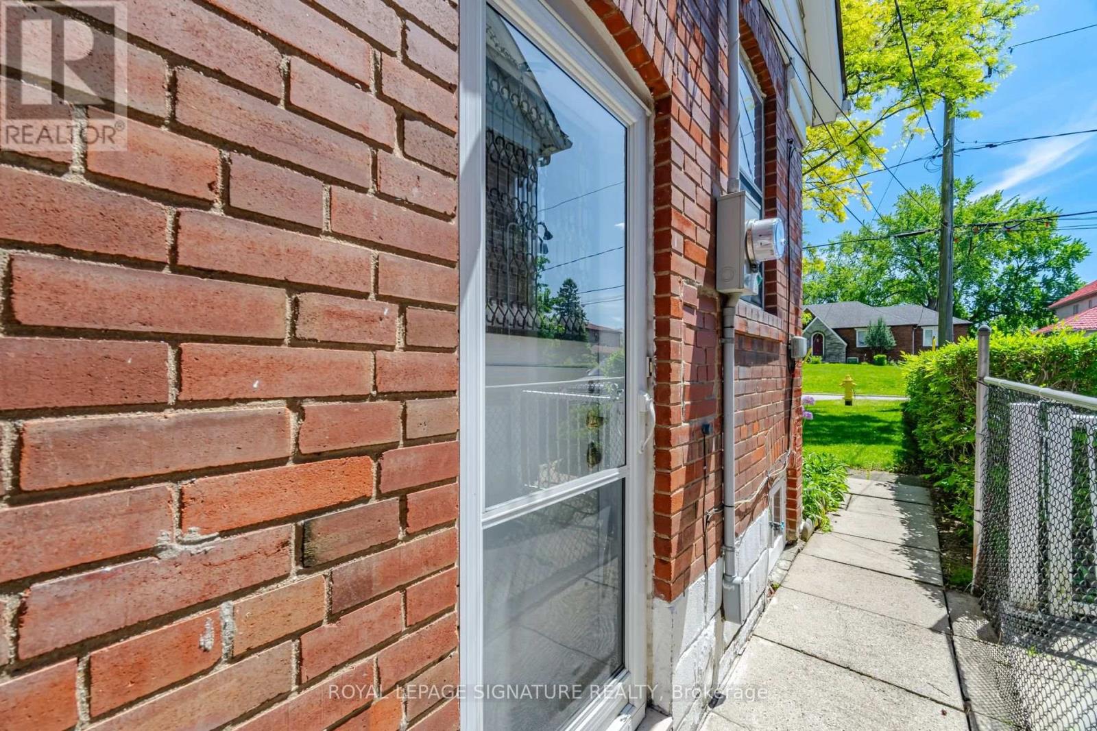 16 King Georges Drive, Toronto, Ontario  M6M 2G9 - Photo 35 - W13236846
