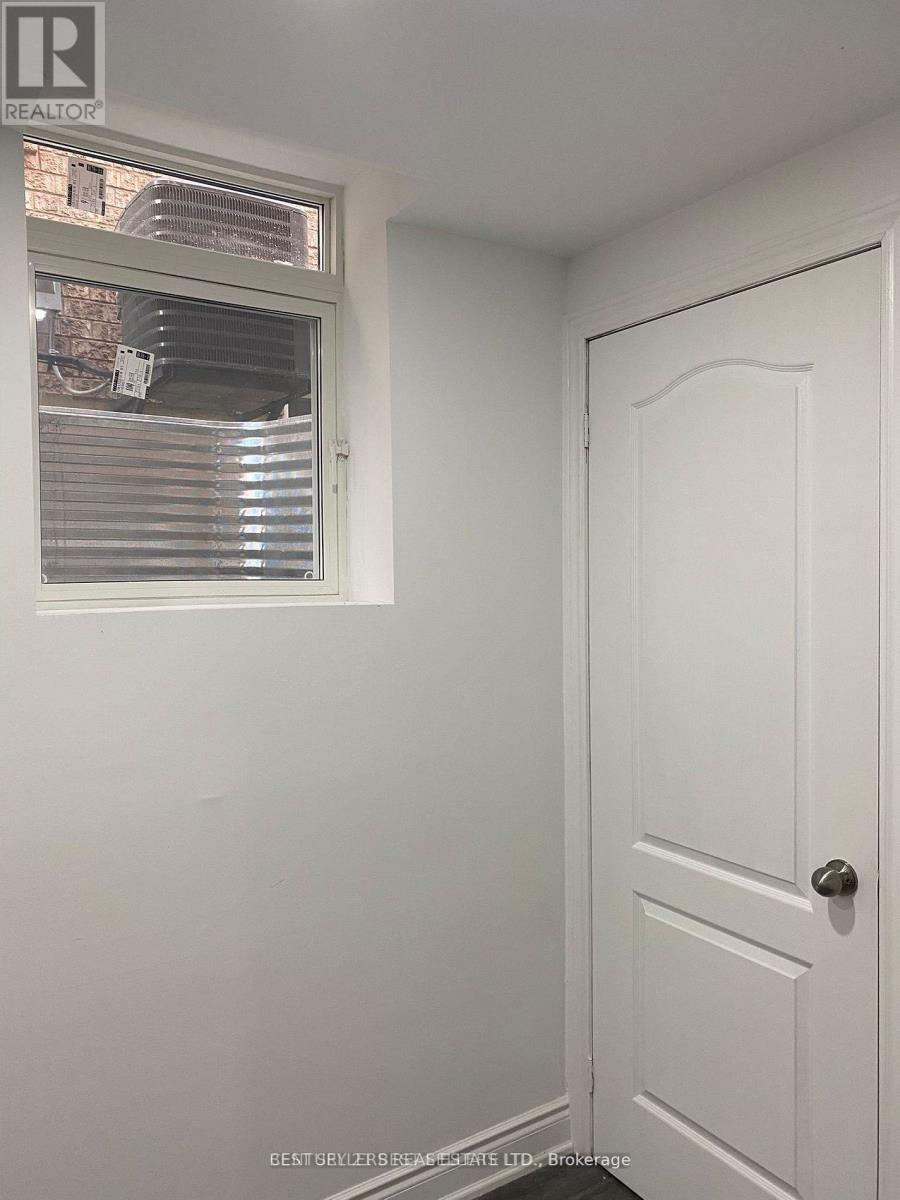 1272 Foxglove Place, Mississauga, Ontario  L5V 2N3 - Photo 5 - W13237074