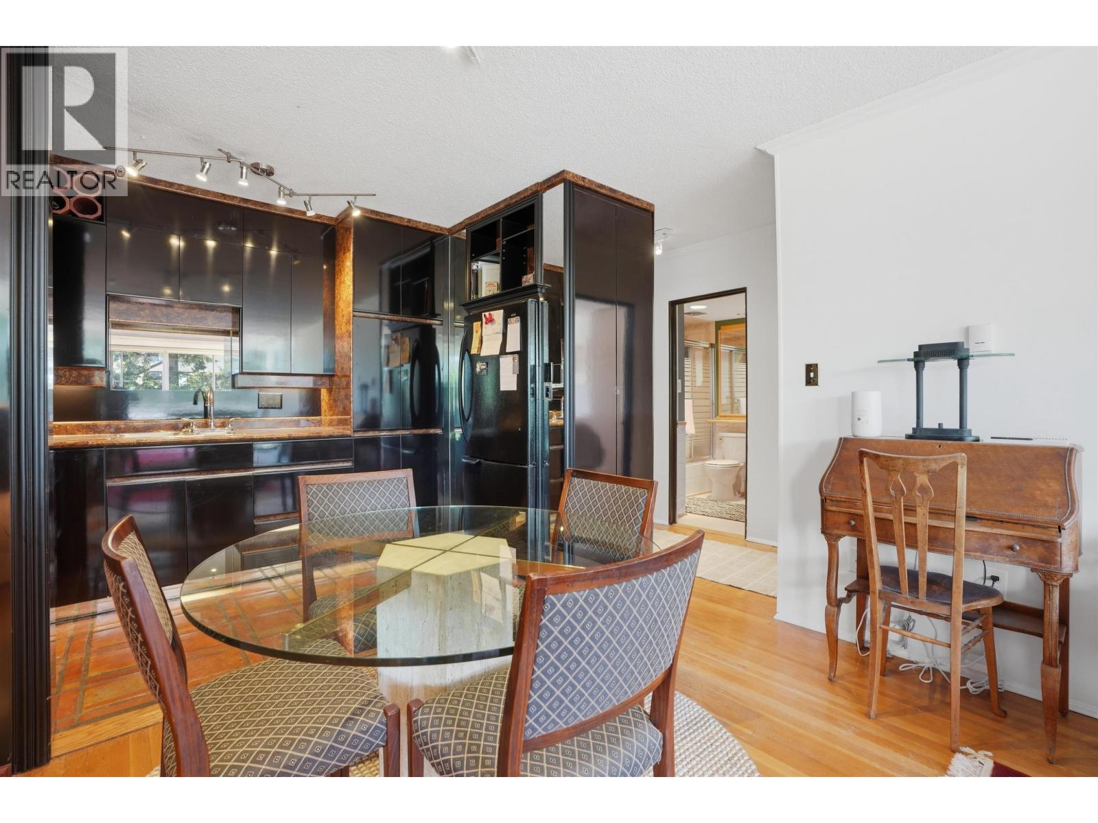 215 1425 Esquimalt Avenue, West Vancouver, British Columbia  V7T 1L1 - Photo 4 - R3131763