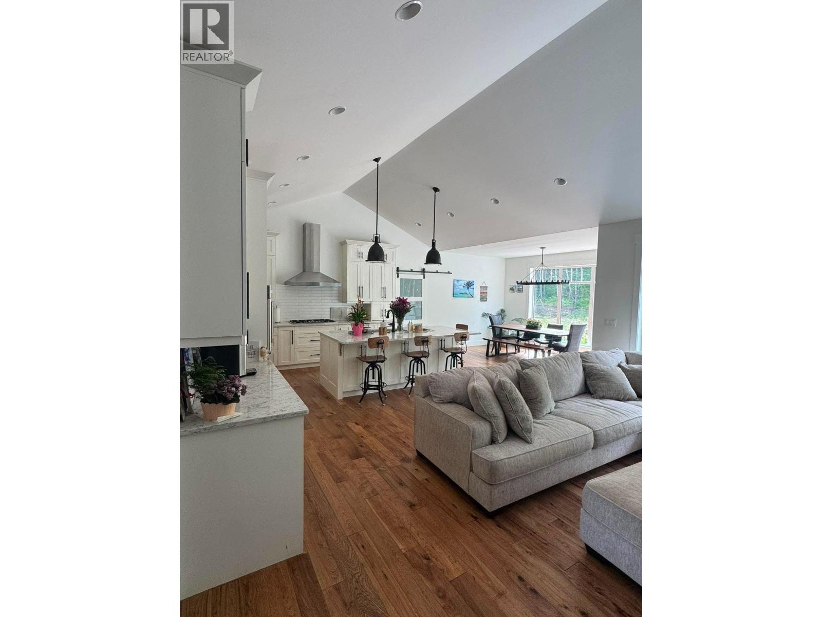110 Westview Road, Prince George, British Columbia  V2M 7C8 - Photo 1 - R3131900