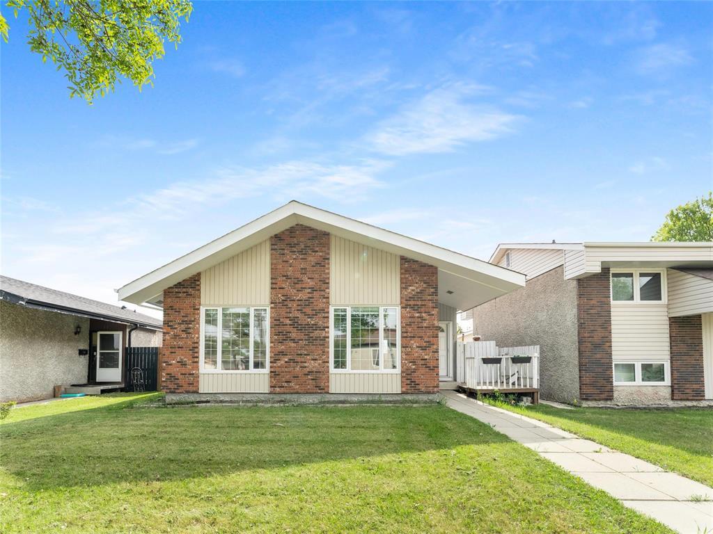 7 Fairgrove Bay, Winnipeg, Manitoba  R2R 1C9 - Photo 0 - 202612391
