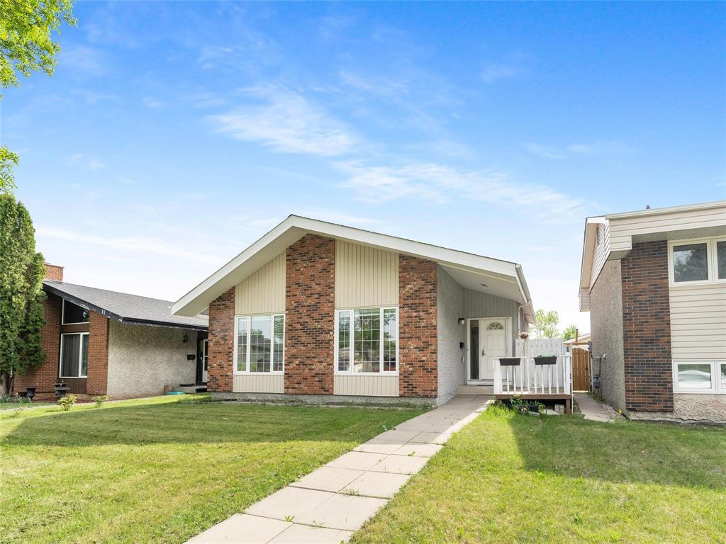 7 Fairgrove Bay, Winnipeg, Manitoba  R2R 1C9 - Photo 1 - 202612391