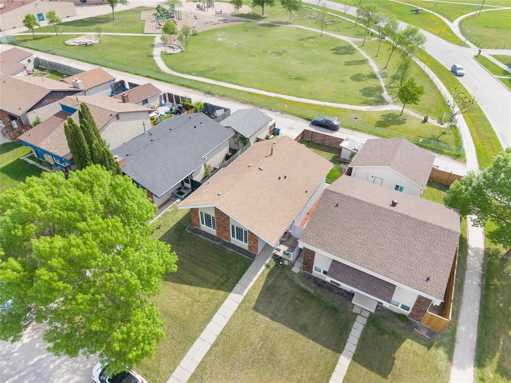 7 Fairgrove Bay, Winnipeg, Manitoba  R2R 1C9 - Photo 2 - 202612391
