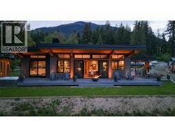 7642 Highway 3A, Balfour, British Columbia