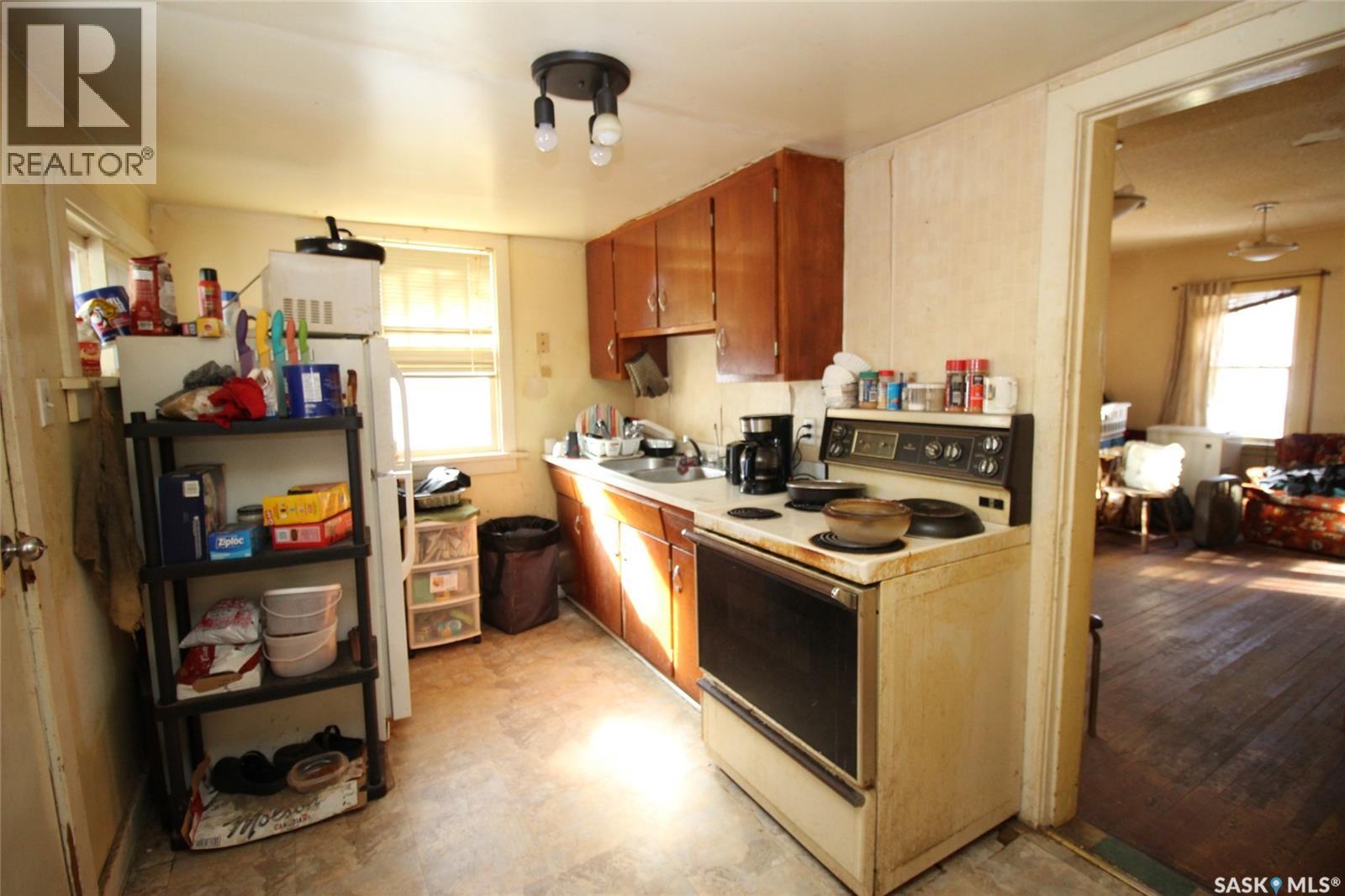 476 3rd Street E, Shaunavon, Saskatchewan  S0N 2M0 - Photo 2 - SK038202