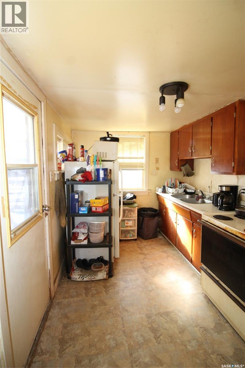 476 3rd Street E, Shaunavon, Saskatchewan  S0N 2M0 - Photo 3 - SK038202