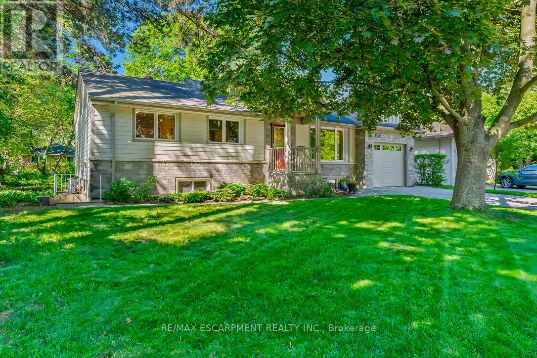 1055 Welwyn Drive, Mississauga, Ontario  L5J 3J2 - Photo 2 - W13237222