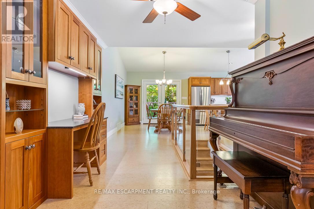 1055 Welwyn Drive, Mississauga, Ontario  L5J 3J2 - Photo 9 - W13237222