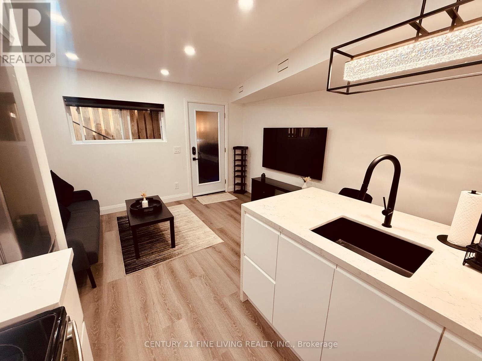 402 Mcroberts Avenue, Toronto, Ontario  M6E 4R2 - Photo 3 - W13236208