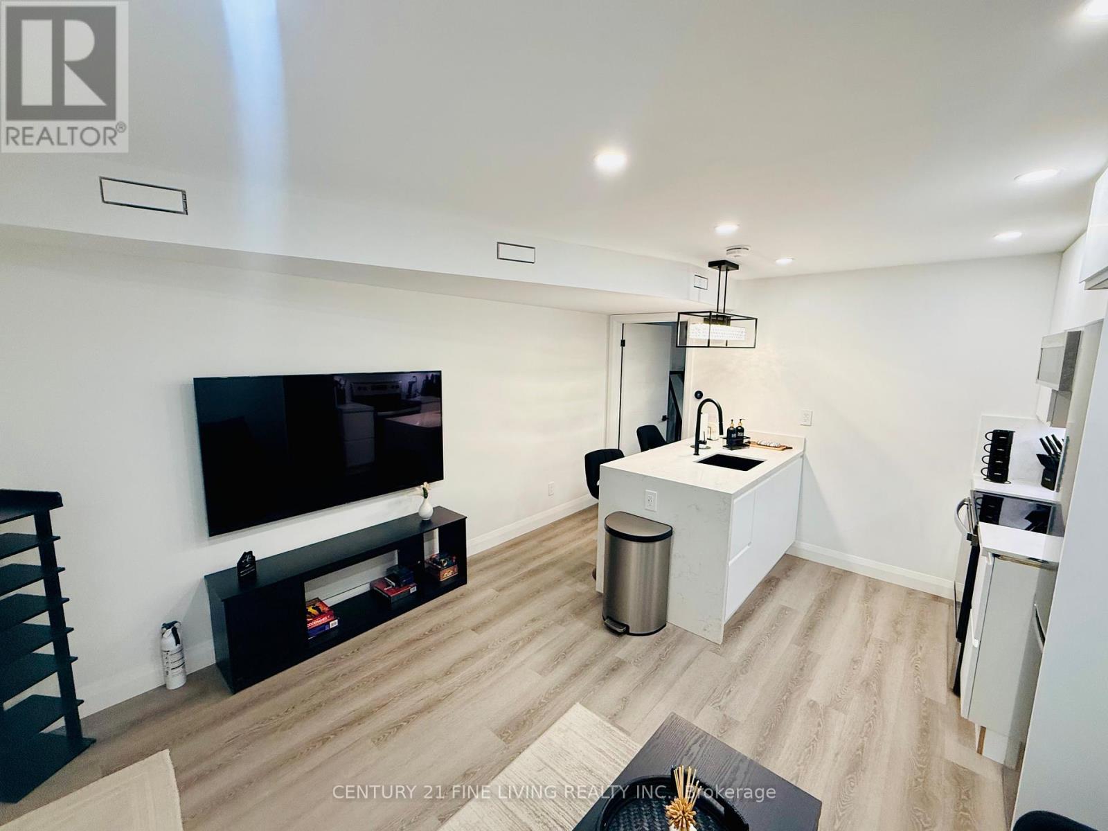 402 Mcroberts Avenue, Toronto, Ontario  M6E 4R2 - Photo 4 - W13236208
