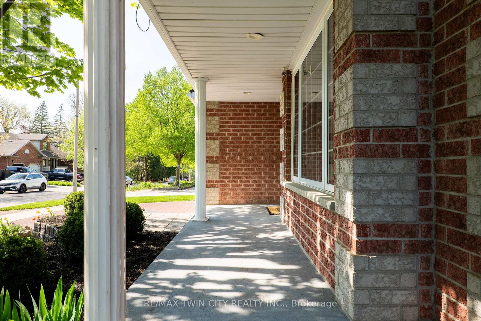 314 Old Chicopee Trail, Kitchener, Ontario  N2A 4C8 - Photo 2 - X13237312