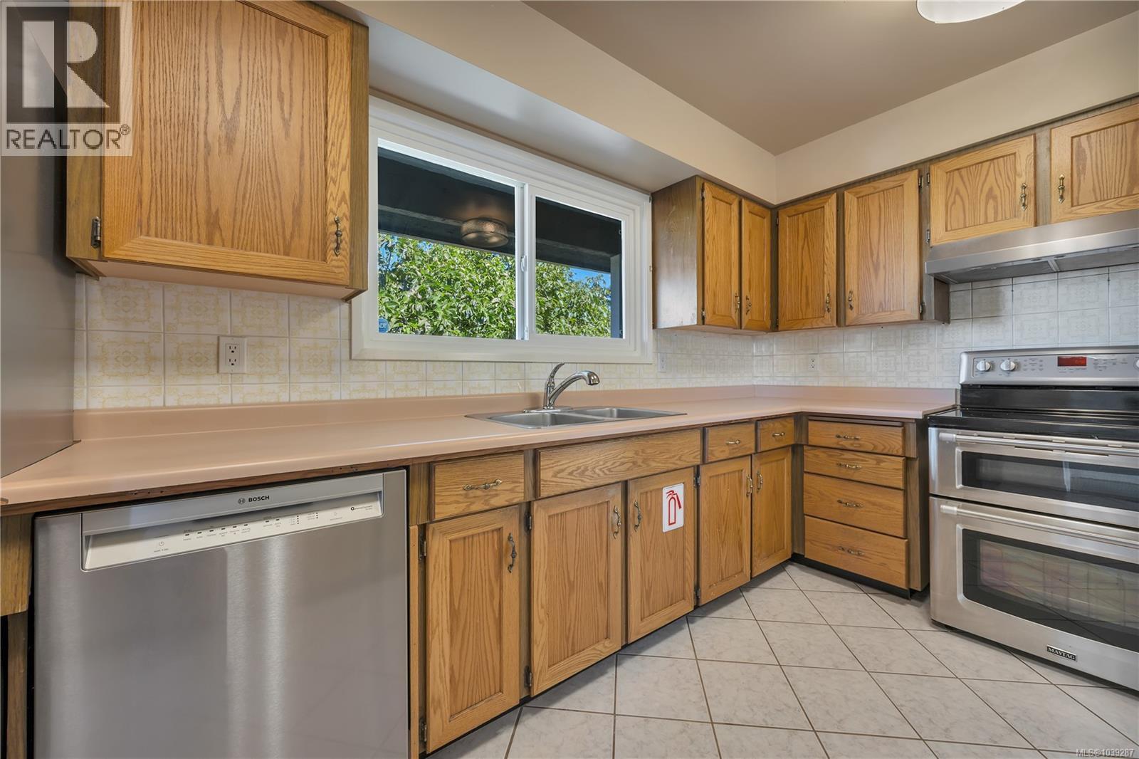 3236 Cedar Hill Rd, Saanich, British Columbia  V8P 3Y3 - Photo 33 - 1039287