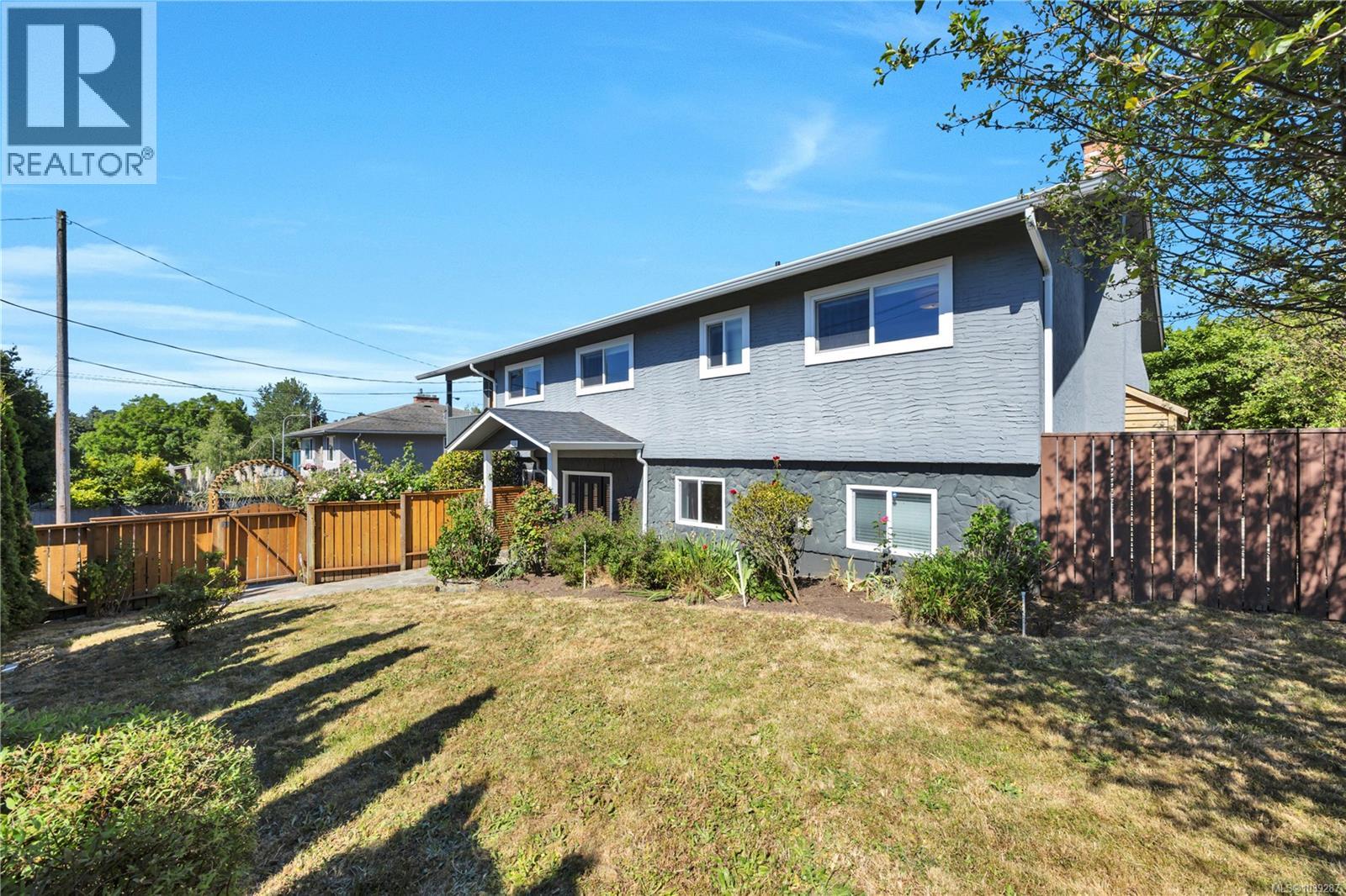 3236 Cedar Hill Rd, Saanich, British Columbia  V8P 3Y3 - Photo 3 - 1039287