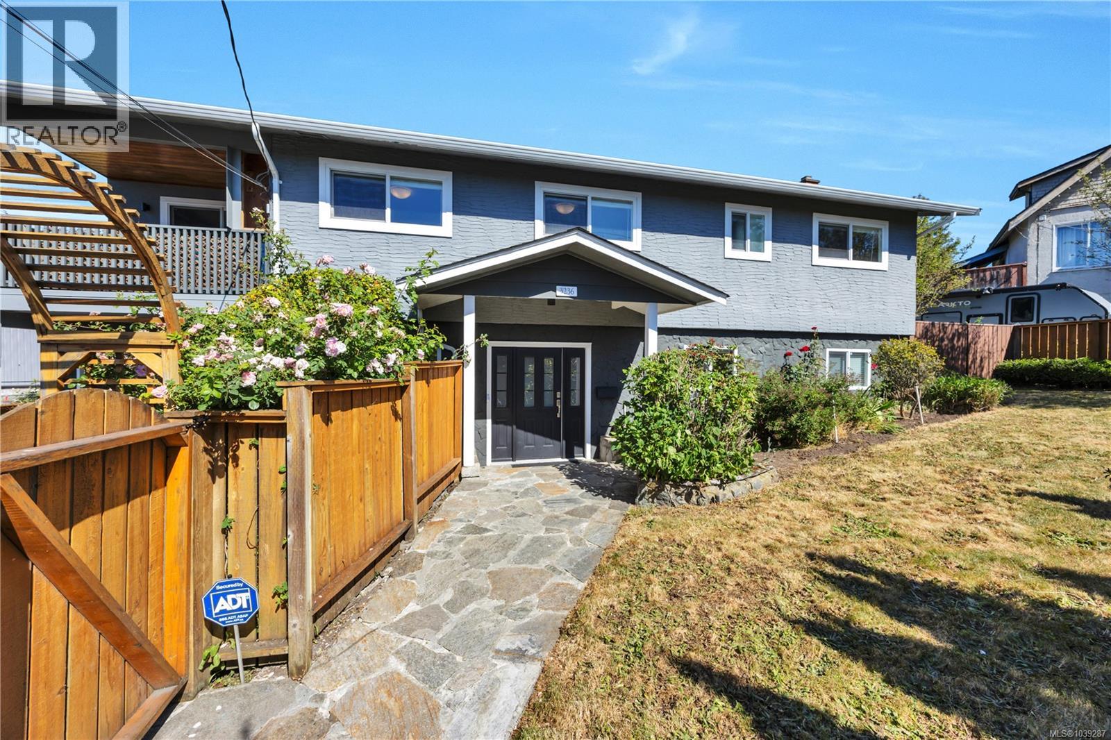 3236 Cedar Hill Rd, Saanich, British Columbia  V8P 3Y3 - Photo 4 - 1039287