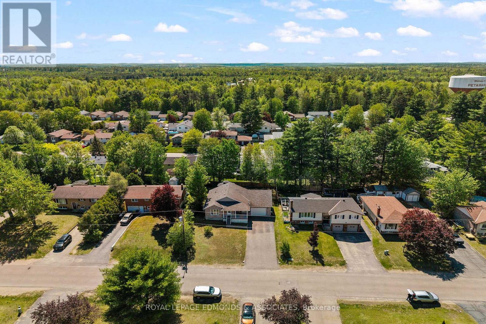 89 Spruce Street, Petawawa, Ontario  K8H 3H7 - Photo 3 - X13237430