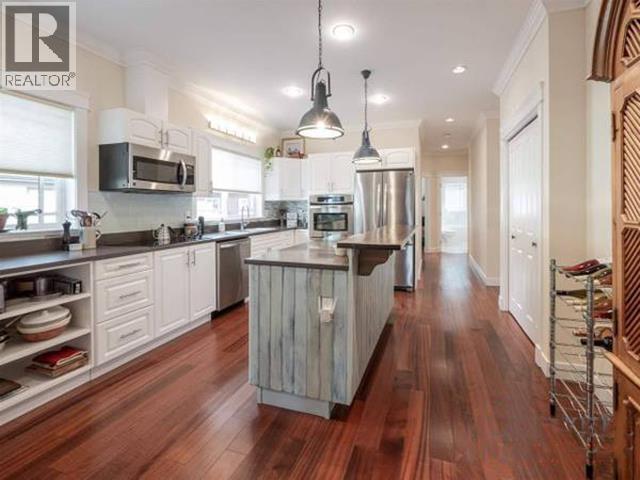 758 Gerussi Lane, Gibsons, British Columbia  V0N 1V7 - Photo 2 - R3131918