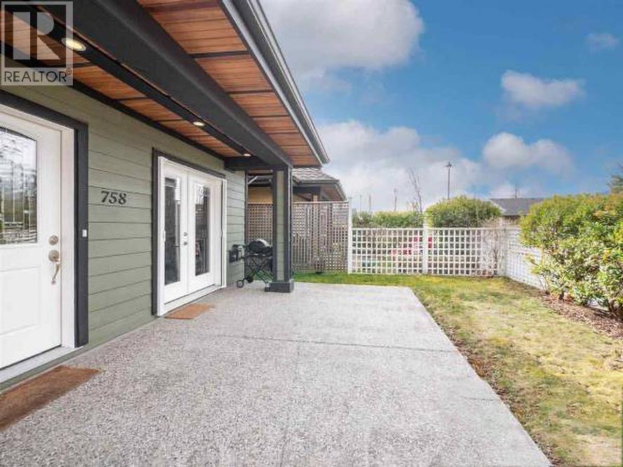 758 Gerussi Lane, Gibsons, British Columbia  V0N 1V7 - Photo 16 - R3131918