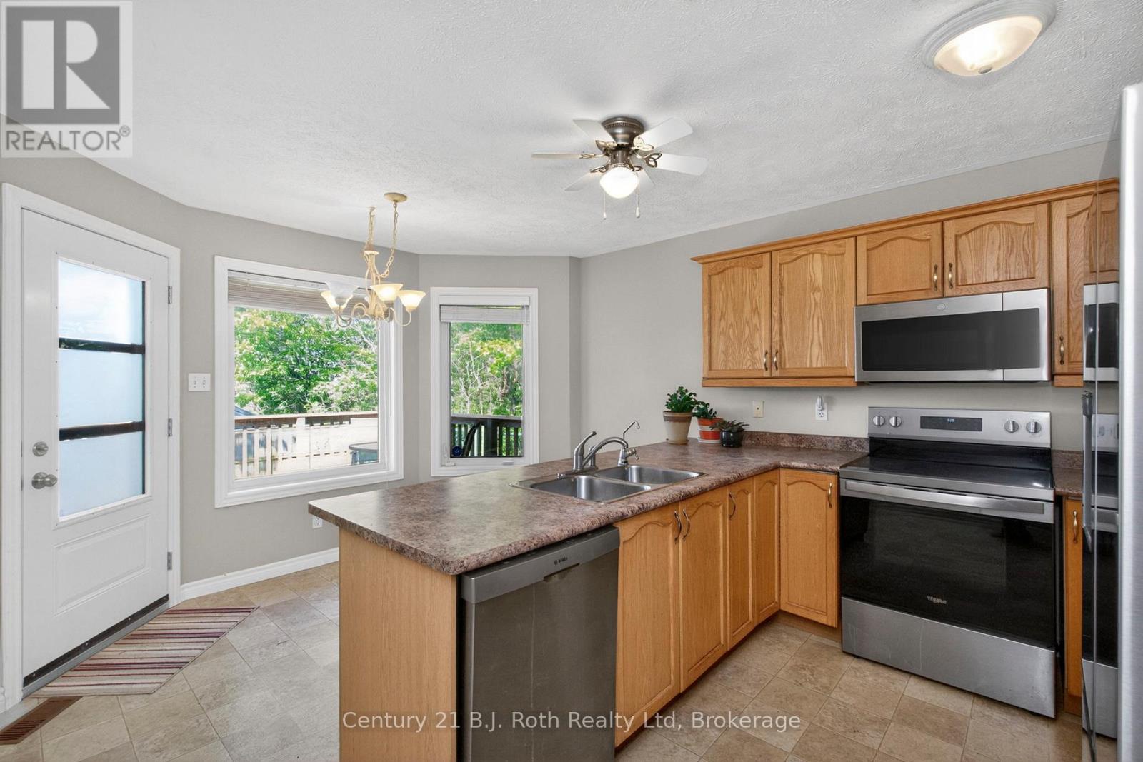 24 Marchand Drive, Penetanguishene, Ontario  L9M 2J2 - Photo 6 - S13234834