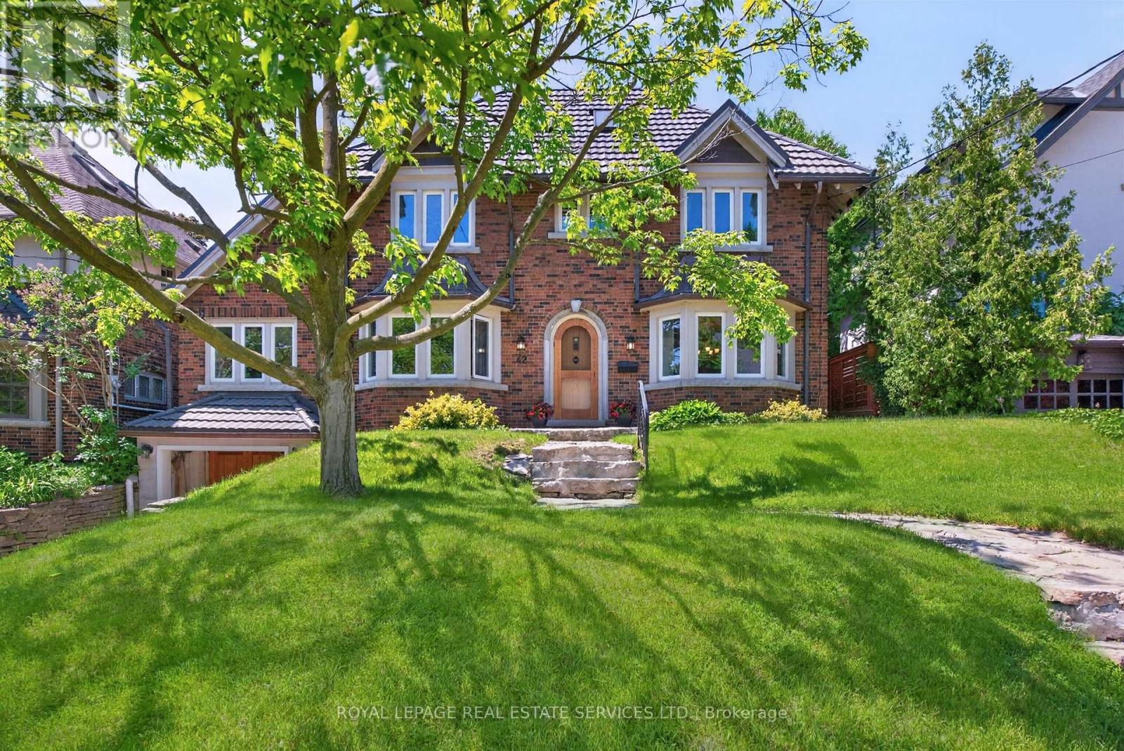<div class="slider-price">$2,650,000</div><p>42 Humbercrest Boulevard, Toronto, Ontario</p>