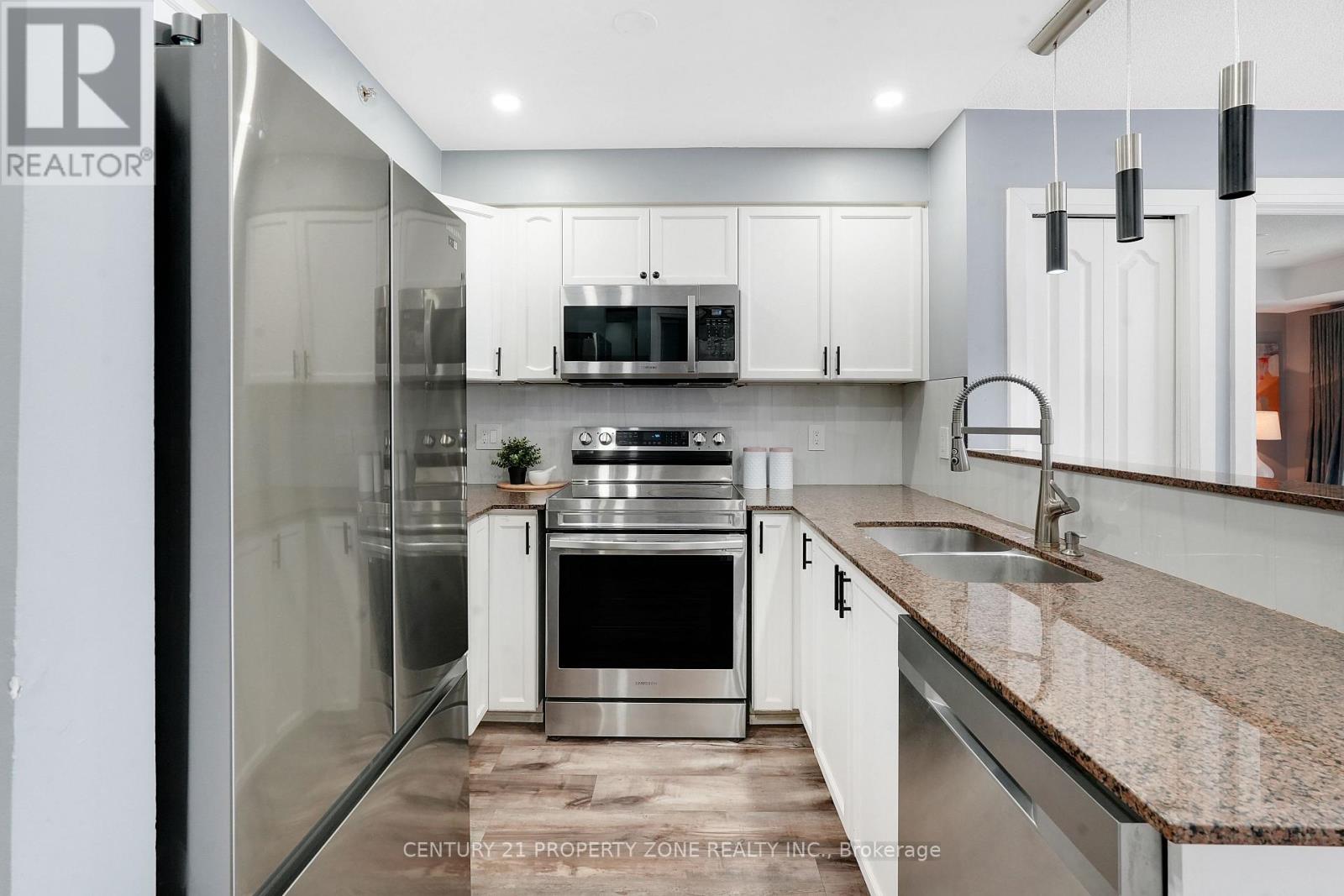 8 Dayspring Circle, Brampton, Ontario  L6P 2Z7 - Photo 4 - W13237440
