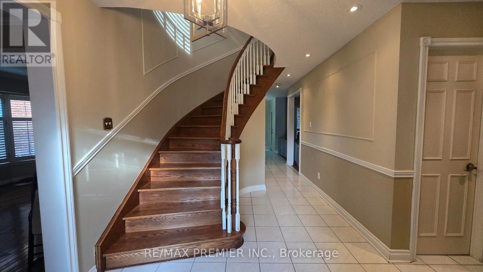 4399 Beacon Lane, Mississauga, Ontario  L5C 4J8 - Photo 2 - W13237458