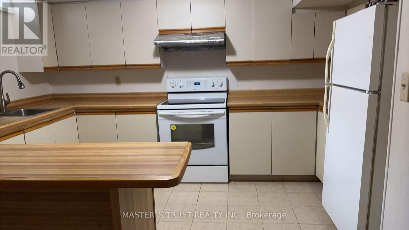 481 Luzon Crescent, Mississauga, Ontario  L5B 3W9 - Photo 2 - W13237462