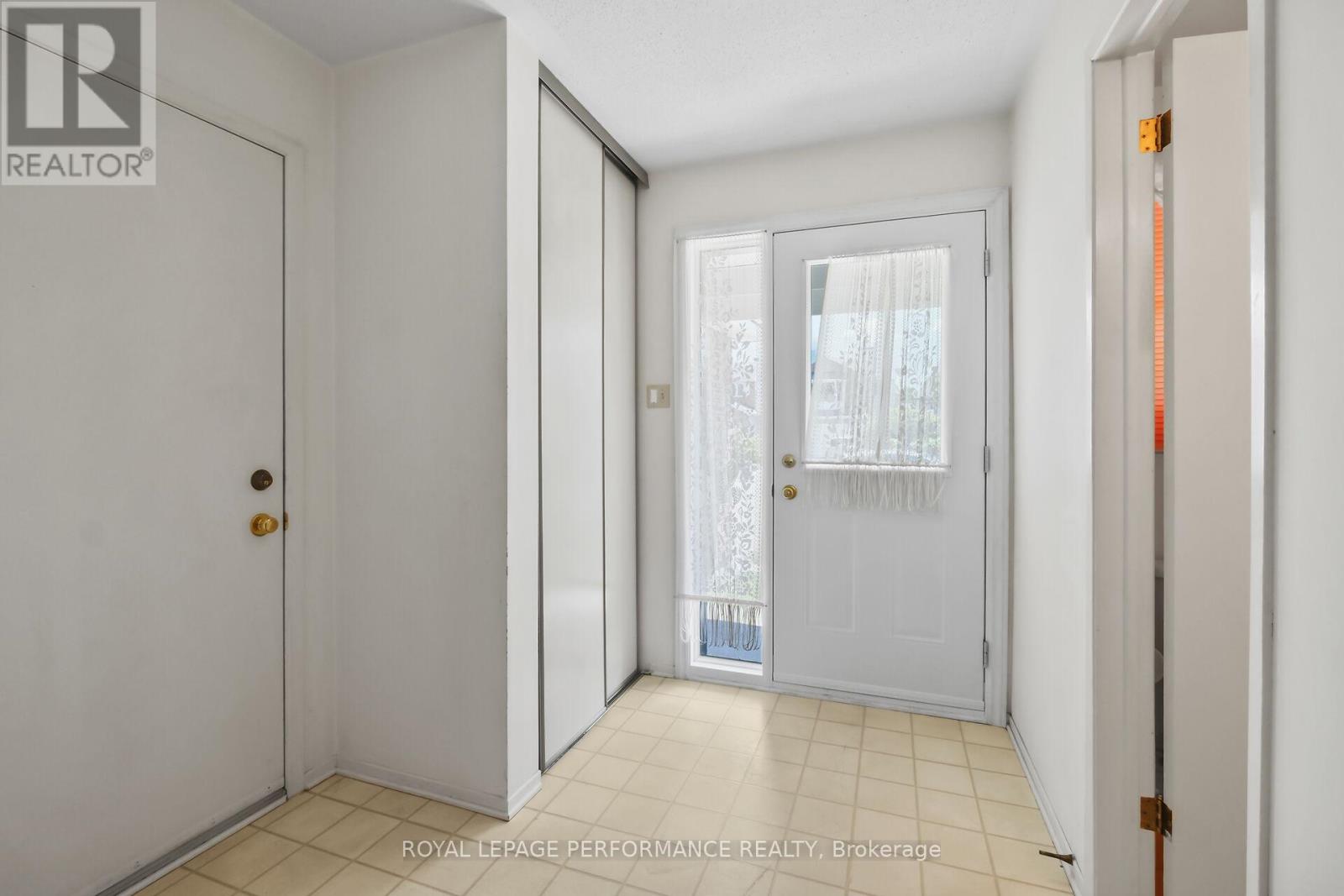 9 Saddle Crescent, Ottawa, Ontario  K1G 5L4 - Photo 3 - X13237668