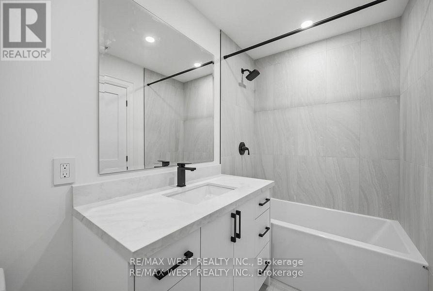 Lower - 390 Saint Clarens Avenue, Toronto, Ontario  M6H 3W3 - Photo 4 - C13237630