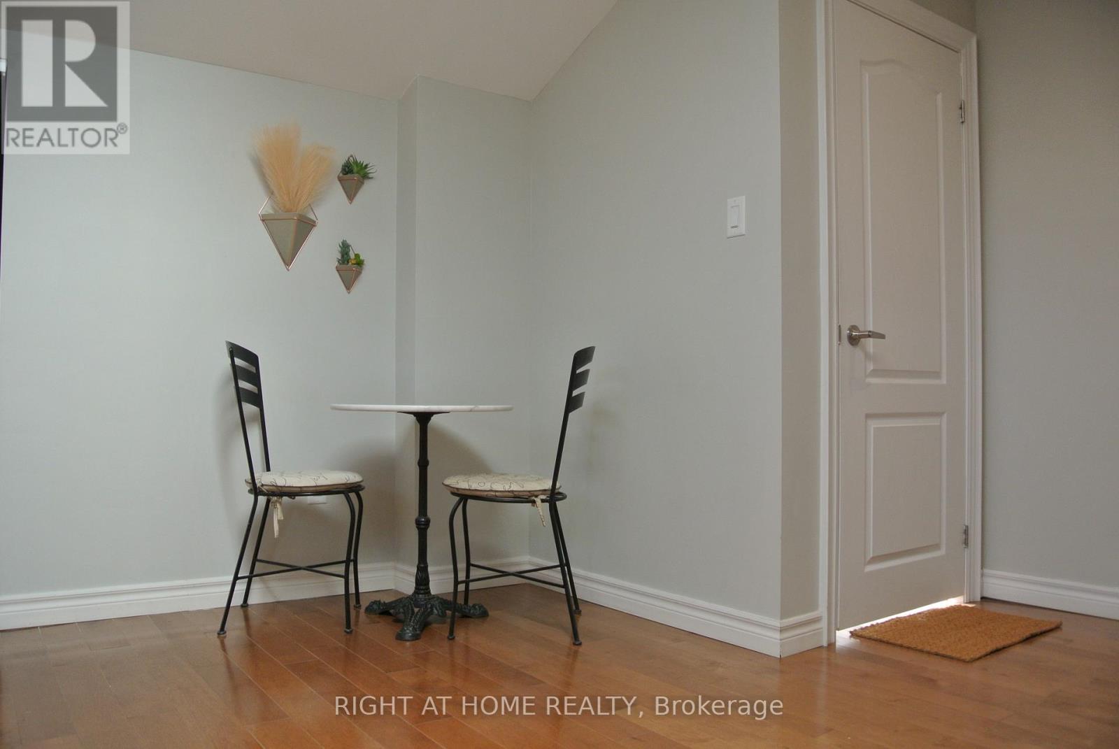 1 - 1088 Pearson Drive, Oakville, Ontario  L6H 2A8 - Photo 4 - W13237780