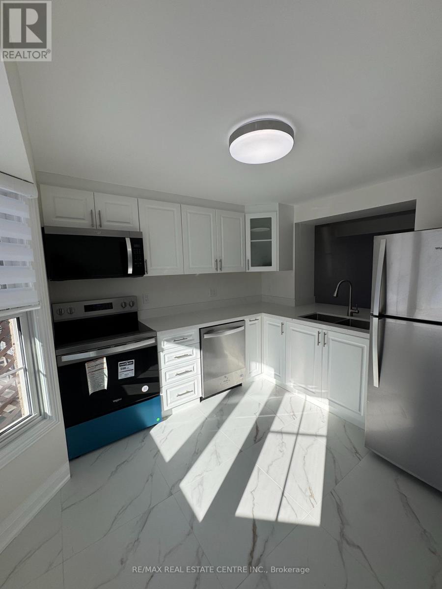 109 Connelly Drive, Kitchener, Ontario  N2N 2T9 - Photo 5 - X13045798