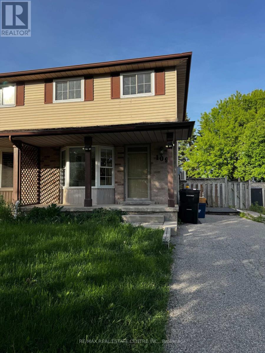 109 Connelly Drive, Kitchener, Ontario  N2N 2T9 - Photo 2 - X13045798