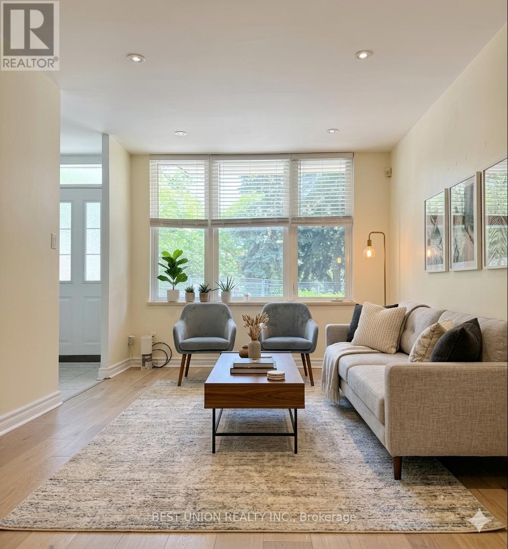 811 GRANDVIEW WAY, Toronto, Ontario