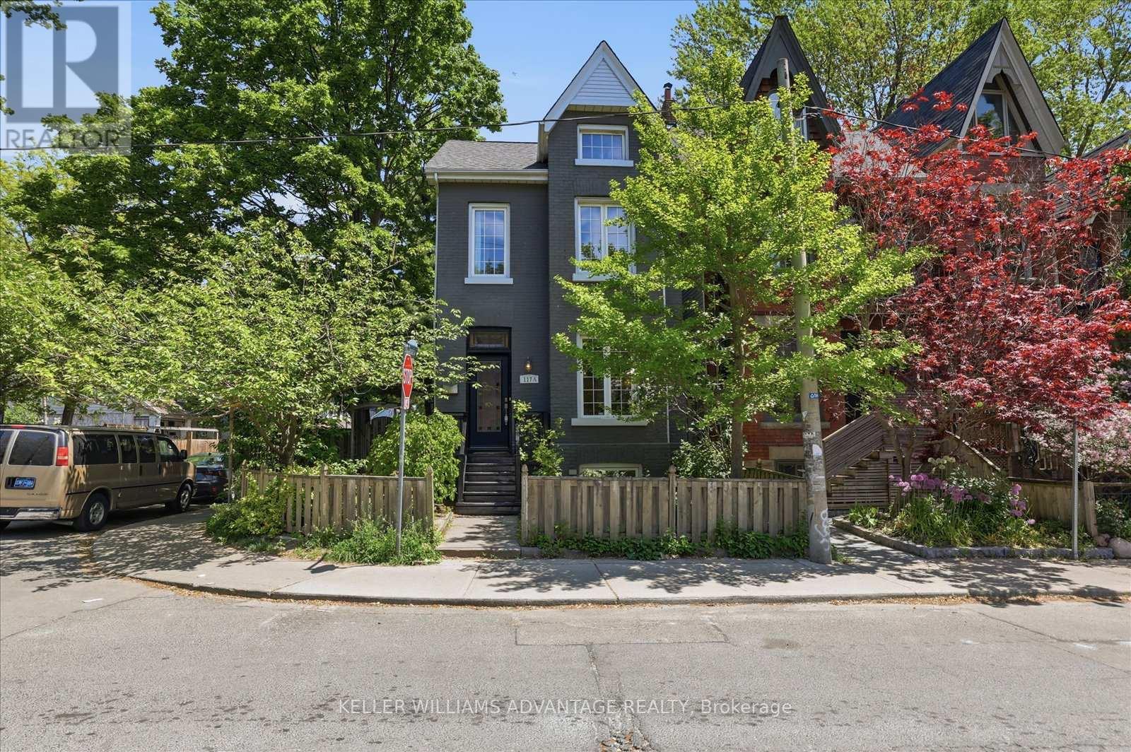 <div class="slider-price">$1,499,900</div><p>117a Pape Avenue, Toronto, Ontario</p>