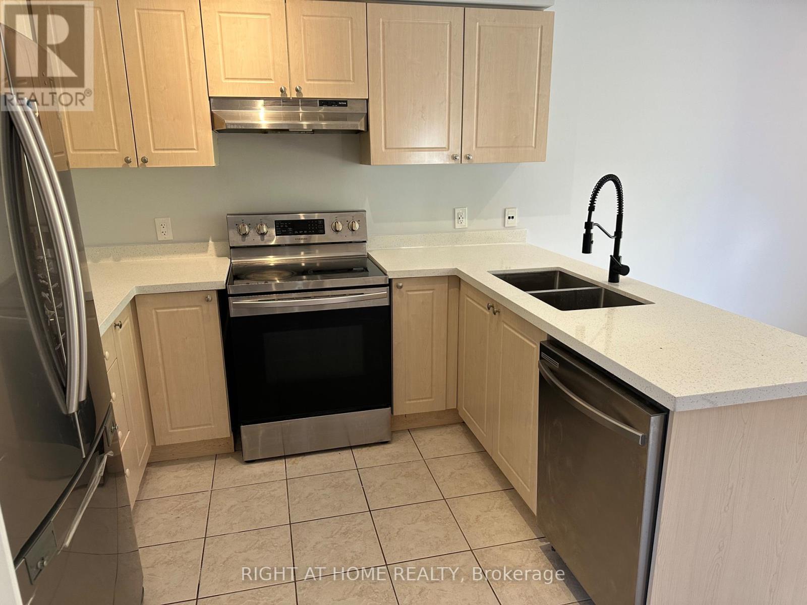 7240 Village Walk, Mississauga, Ontario  L5W 1V8 - Photo 2 - W13237844