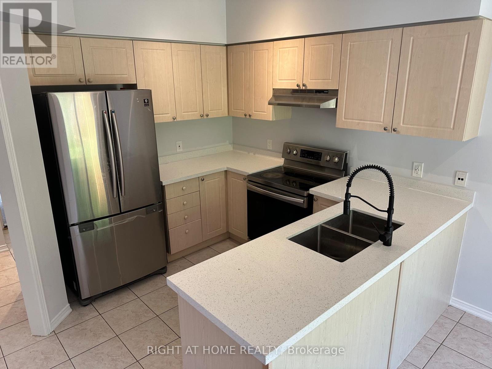 7240 Village Walk, Mississauga, Ontario  L5W 1V8 - Photo 4 - W13237844