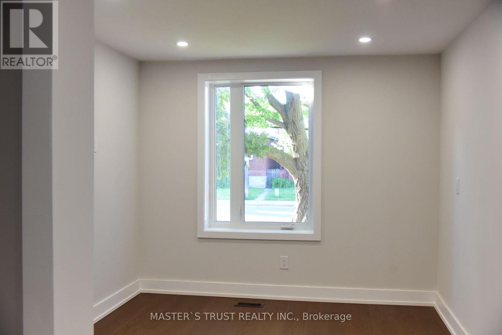 19 Emmett Avenue, Toronto, Ontario  M6M 2E3 - Photo 16 - W13237890