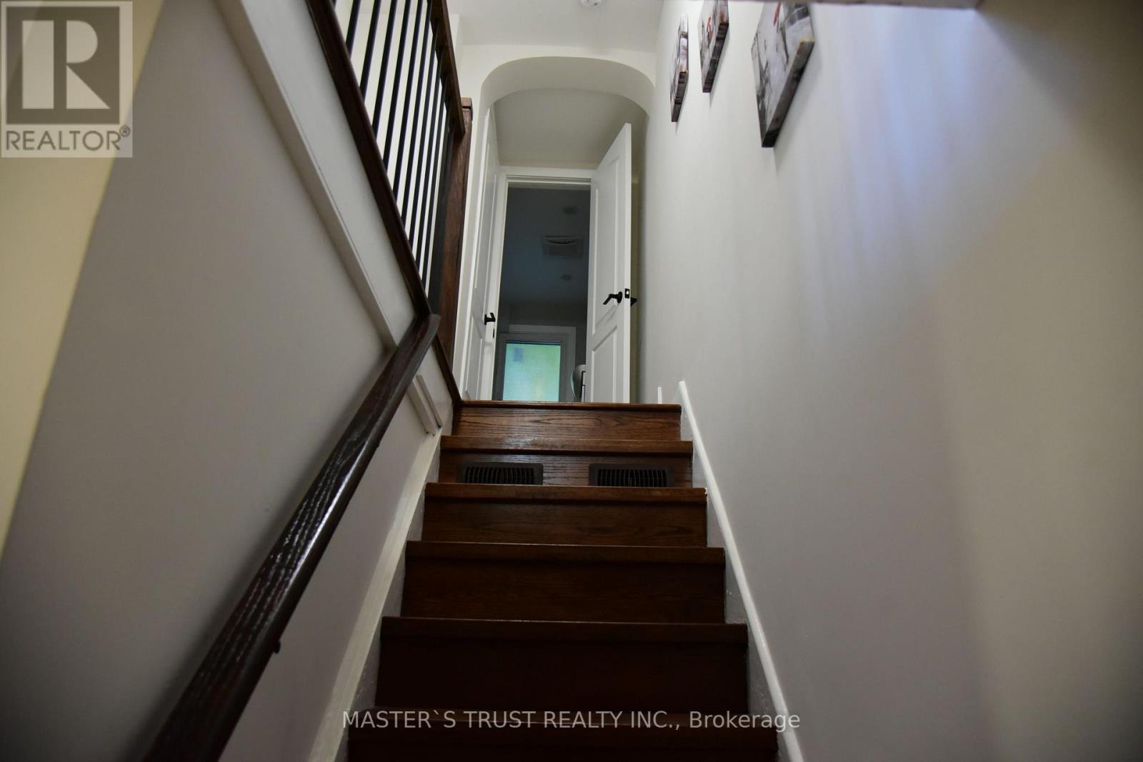 19 Emmett Avenue, Toronto, Ontario  M6M 2E3 - Photo 17 - W13237890