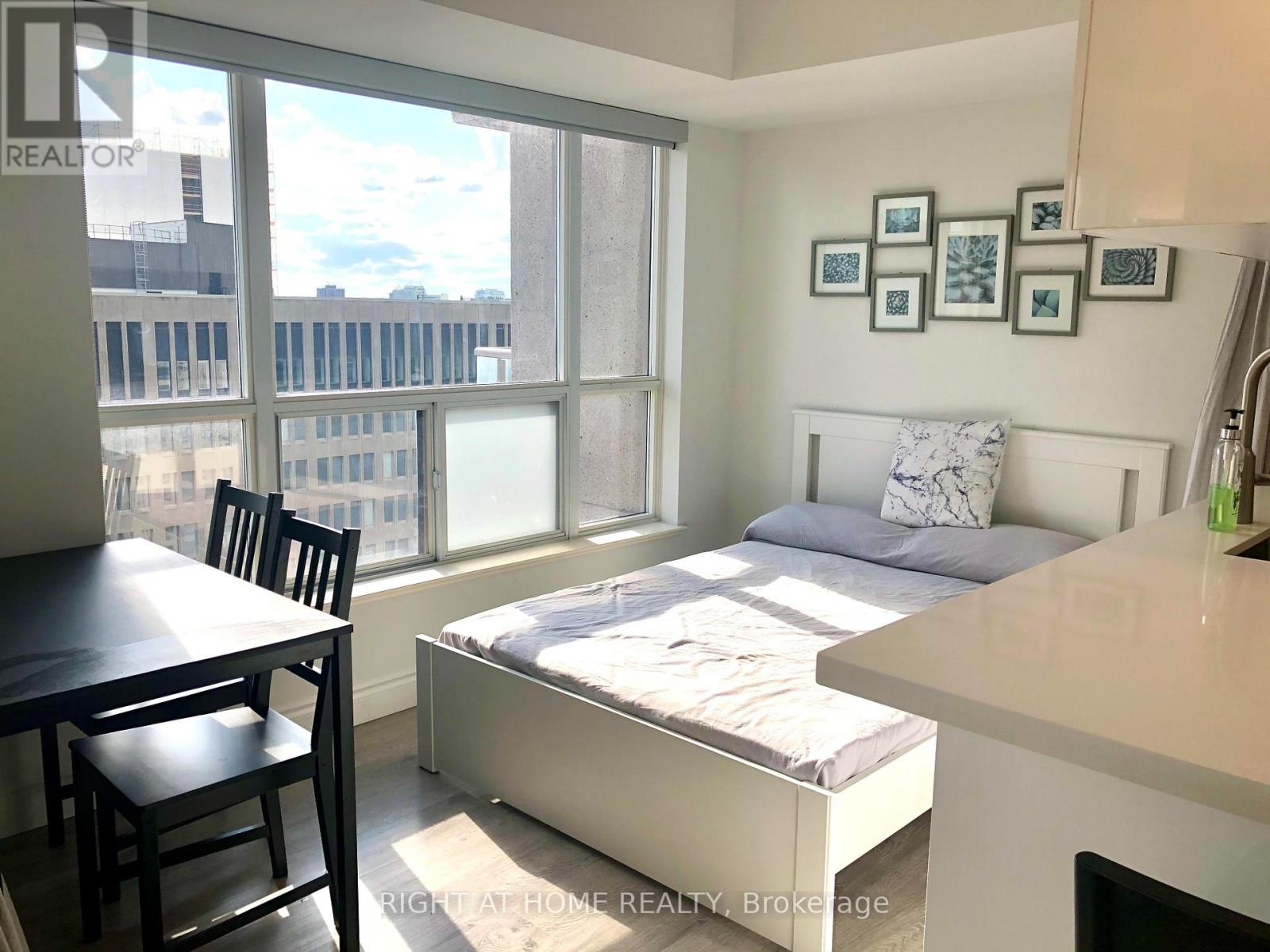 1704 - 909 BAY STREET, Toronto, Ontario