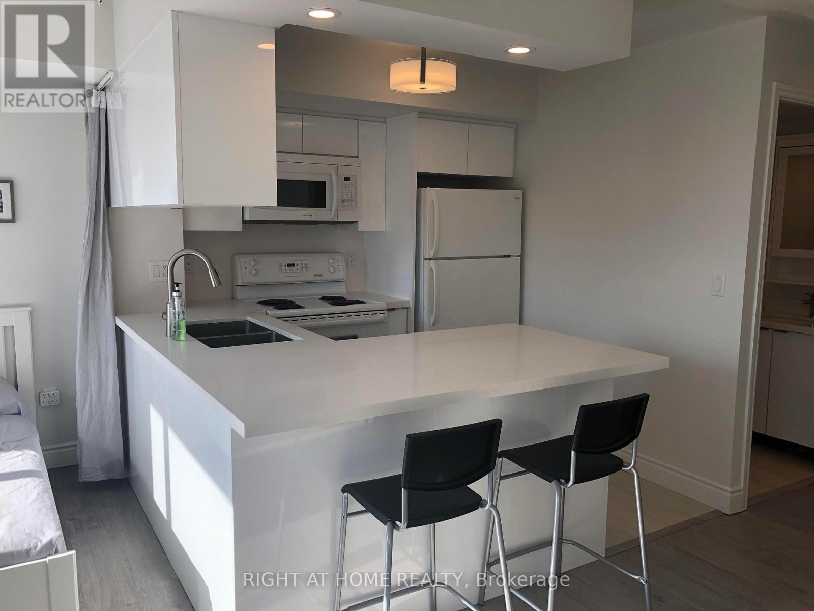 1704 - 909 Bay Street, Toronto, Ontario  M5S 3G2 - Photo 2 - C13238036