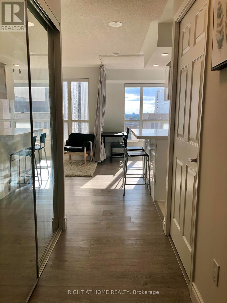 1704 - 909 Bay Street, Toronto, Ontario  M5S 3G2 - Photo 8 - C13238036