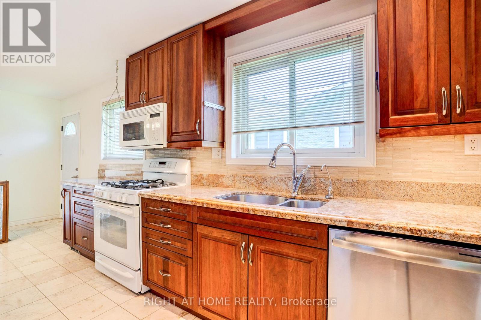 47 Shieldmark Crescent, Markham, Ontario  L3T 3T6 - Photo 8 - N13238034