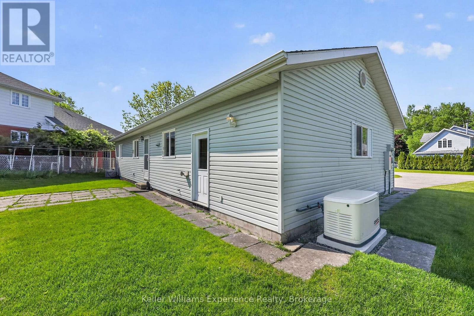 5 Bridle Road, Penetanguishene, Ontario  L9M 1J5 - Photo 15 - S13238062